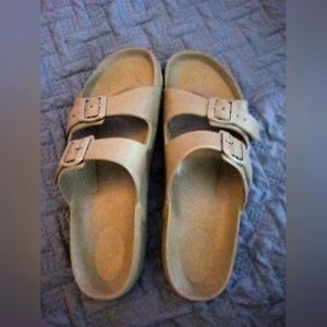 Men Sandals Dull Tan color, size 10